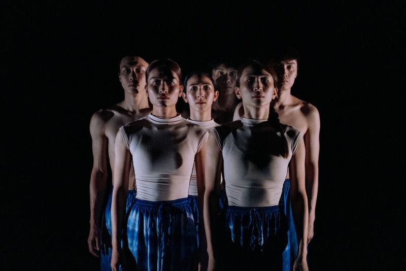 君舞蹈劇團在瑞典藝穗節演出舞碼「痕跡」，透過台灣傳統音樂搭配融合信仰傳統的舞蹈創作，與瑞典觀眾交流對信仰的想法。（君舞蹈劇團提供）