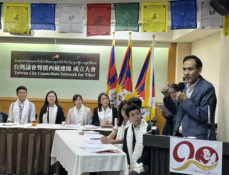 台灣議會聲援西藏連線2日上午在台大校友會館宣告成立。達賴喇嘛西藏宗教基金會董事長格桑堅參（右1）於會上致詞。