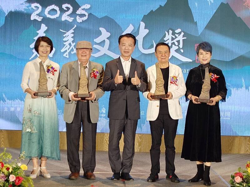 嘉義縣政府2日舉辦第4屆「嘉義文化獎」頒獎典禮，演員、詞曲作家蔡振南（右2）榮獲「特別獎」，文學家王瓊玲（左1）、舞蹈家郭玉雯（右1）及藝術家陳政宏（左2）獲得「文化獎」，由縣長翁章梁（中）親自頒獎