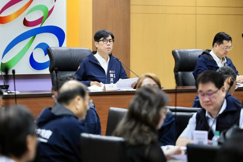 高雄市長陳其邁（後左）2日主持市政會議，聽取衛生局報告鼓山區及三民區登革熱疫情防治現況（高雄市政府提供）