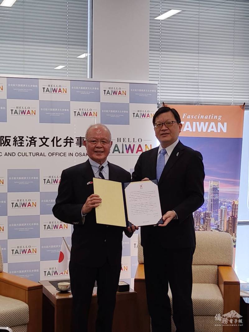 洪英傑(右)轉交黃偉哲感謝函予陳天隆(左)