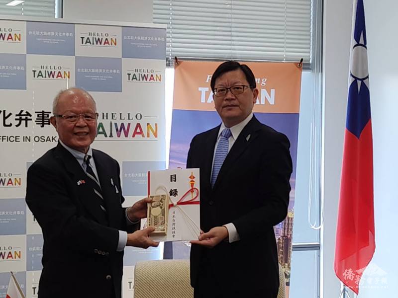 日本台灣後援會會長陳天隆國策顧問(左)代表捐款，大阪辦事處處長洪英傑(右)代為接受