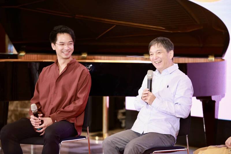 國立台灣交響樂團1日舉行記者會，公布新樂季聚焦北歐音樂，國台交首席客席指揮水藍（右）長年旅居丹麥，台灣長笛家陳廷威（左）現任挪威奧斯陸愛樂管弦樂團長笛首席，希望帶來屬於北歐自然、人文與靈魂對話的聲音風景。（國台交提供）