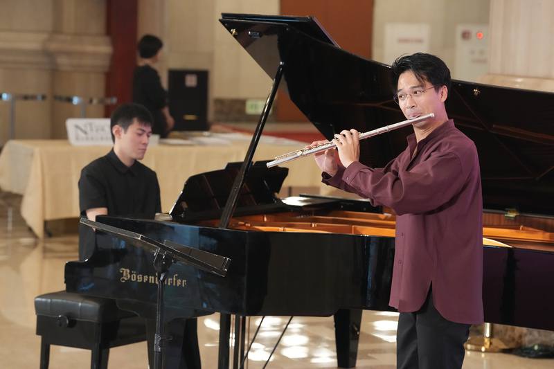 NTSO國立台灣交響樂團2025/26樂季宣告記者會1日下午在國家音樂廳舉辦，長笛演奏家陳廷威（右）與鋼琴演奏家張凱閔（前左）現場演出尼爾森「霧正升起」。