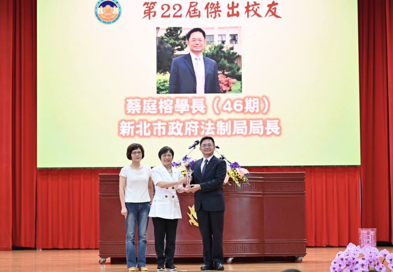 劉世芳部長與傑出校友及眷屬合影