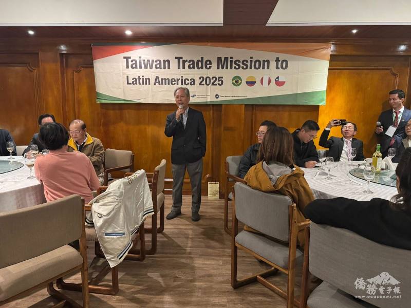 僑務諮詢委員游信誠向貿訪團分享經商經驗