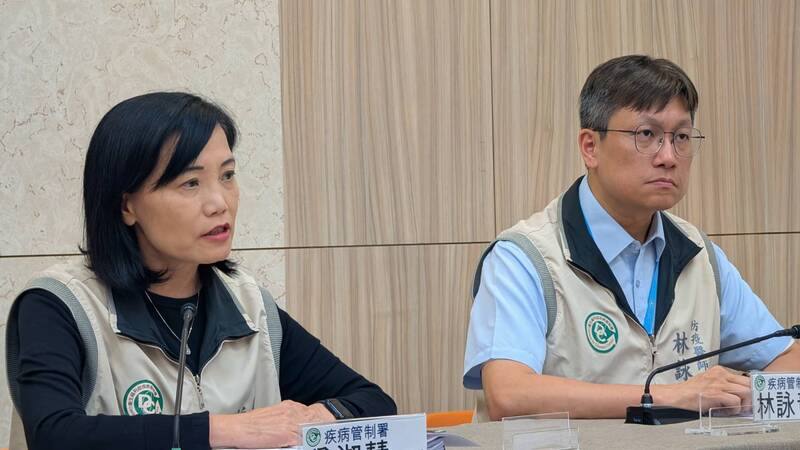 疾管署2日宣布國內新增5例本土類鼻疽個案。防疫醫師林詠青（右）說明，先前公布的類鼻疽病例中新增2例死亡，其中包含一名90多歲有癌症病史婦人，同時感染COVID-19與類鼻疽，治療後仍惡化逝世