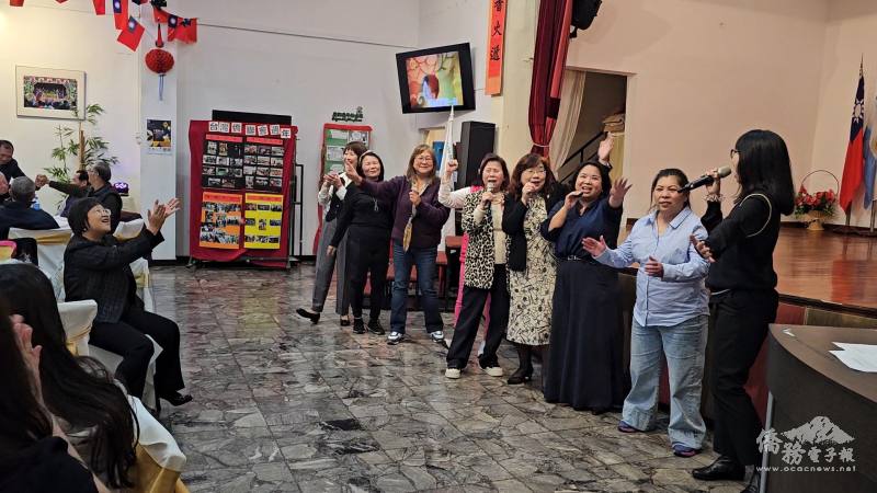 各僑團輪流演唱臺灣經典歌曲，徐佳青（左1）與駐阿根廷代表處大使謝妙宏（右4）熱情互動，與僑胞一同共享溫暖歡樂的時刻