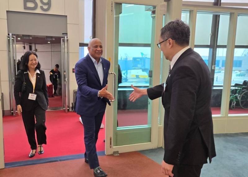外交部政務次長陳明祺（右）代表我國政府歡迎聖露西亞副總理希瑞爾（Dr. Ernest Hilaire，中）率團訪台。