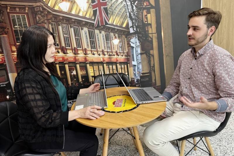 弘光科技大學國際溝通英語系助理教授應芳瑜（左）暑假期間與捷克實習生，透過異國文化體驗線上工作坊和國內外學員交流，獲李國鼎科技發展基金會肯定。（弘光科大提供）