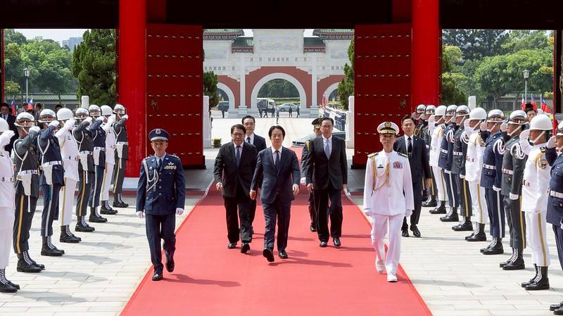 總統在總統府秘書長潘孟安與國安會秘書長吳釗燮陪同下，於崇戎樂聲中抵達忠烈祠
