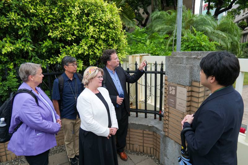 我方於交流活動前，特別先向訪團導覽解說行政院於2024年設置之二二八事件不義遺址標示