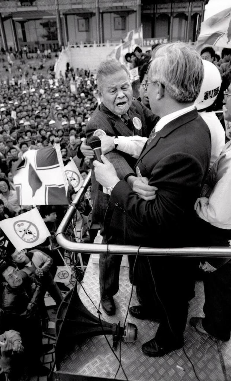 「廣場上的力量－解嚴後中正紀念堂社會運動影像展」4日起在中正紀念堂展出，圖為參展攝影家許村旭拍攝「國會全面改選、萬年老賊下台」遊行的作品。（許村旭提供）