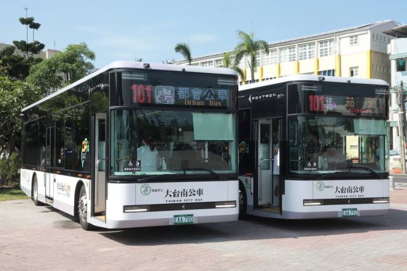 台南市「101都會公車」3日通車，從成大醫院出發，途經東區、北區、中西區及南區後，直達高雄市茄萣區。（台南市政府提供）