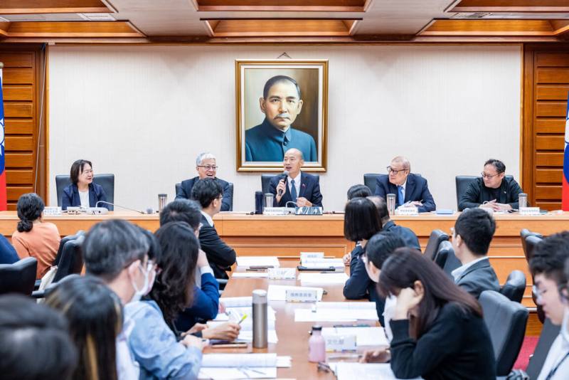 國慶慶籌會主委、立法院長韓國瑜（中）3日主持慶籌會會議時表示，期勉所有工作人員全力以赴，將活動細節做到滴水不漏，再次呈現有聲有色的高水準國慶盛典。（立法院提供）