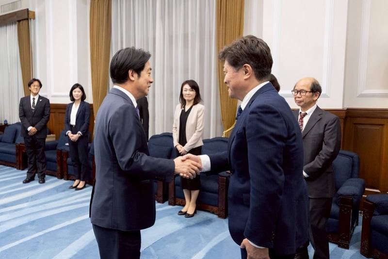 President Lai meets with a delegation from the University of Tokyo’s cross-strait relations research group.