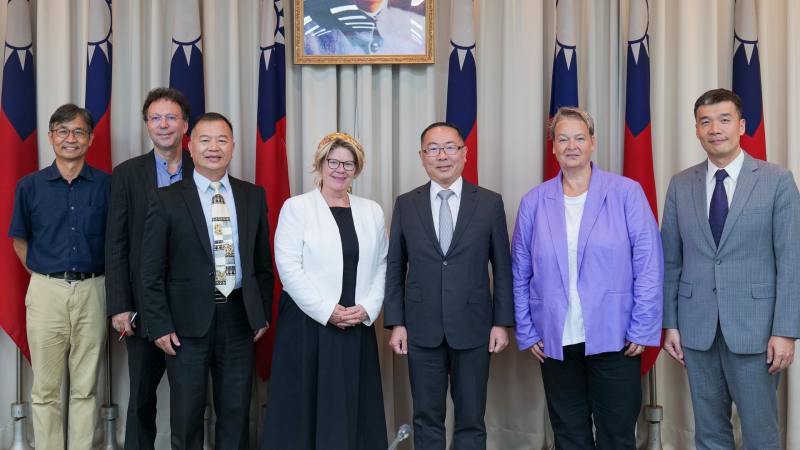 德國「聯邦處理東德獨裁政權基金會」訪團於2日到訪行政院，拜會人權及轉型正義處