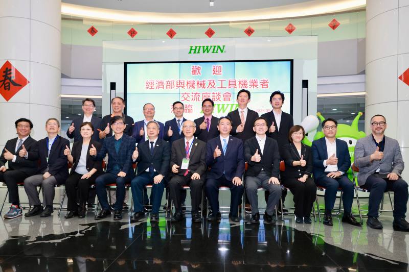 左起第一排：勝源機械張聰捷執行長、東台精機嚴瑞雄董事長、中企署林碧郁副署長、產發署邱求慧署長、經濟部龔明鑫部長、上銀科技卓永財總裁、卓文恒董事長、園管局楊志清局長、貿易署胡啟娟副署長、友嘉集團黃威翌董事長、百德機械謝天昕總經理。