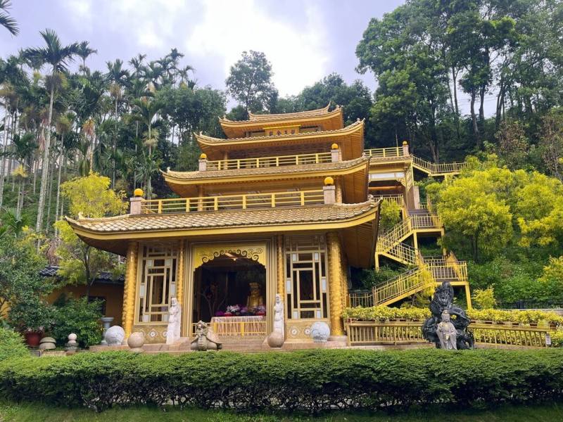 嘉義縣文觀局說，梅山鄉太興村鄰近景點有觀音瀑布、雲潭瀑布、圓潭生態園區、太興飛瀑步道等自然景觀，太興村內則有一處神秘的「龍王金殿」（圖），都相當值得造訪。（嘉義縣文觀局提供）