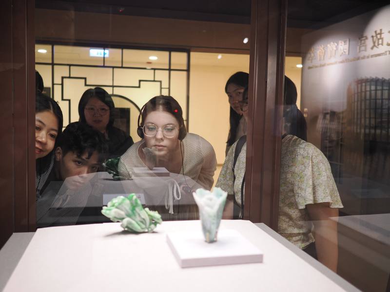 國際學生參觀正展出中的翠玉小白菜