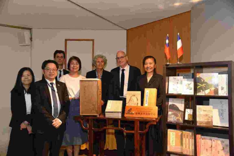 國家圖書館2日與法國孔多塞校園（Campus Condorcet）攜手在該校設立「台灣漢學資源中心」，由國圖館長王涵青（右）與孔多塞校園校長查里歐（Pierre-Paul Zalio）（右2）代表簽署合作，象徵台法交流邁向新里程碑。（國家圖書館提供）