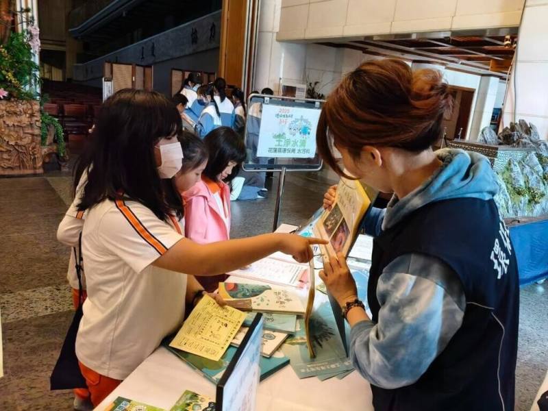 花蓮縣共有16支水環境巡守隊，395名志工投入34.42公里巡守範圍，涵蓋溪流、港灣、海岸及濕地等，平時執行巡檢、污染通報、淨溪、淨灘、水質監測與環境教育（圖），逐步建構縣域完整的守護網絡。（花蓮縣環保局提供）