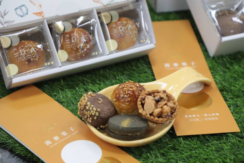 台南市農業局2日在玉井區蕎麥探索館辦理黃金蕎麥中秋禮盒發表會，現場展示多種美味烘培糕點，包含黃金蕎麥蛋黃酥、黃金蕎麥竹炭鳳梨酥、黃金蕎麥金薯栗子餅、黃金蕎麥夏威夷豆塔等，在中秋檔期搶攻伴手禮消費市場。（台南市政府提供）