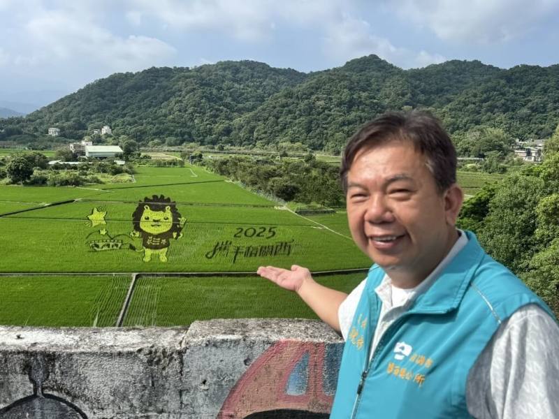 新竹縣關西鎮長陳光彩3日表示，以新竹縣政府吉祥物「皮皮獅」為主題，於關西鎮立圖書館旁打造彩繪稻田，彩繪技術以白、黃、紫、黑、綠等不同稻米品種色澤與插秧定位，展現農藝與藝術結合特色。（關西鎮公所提供）