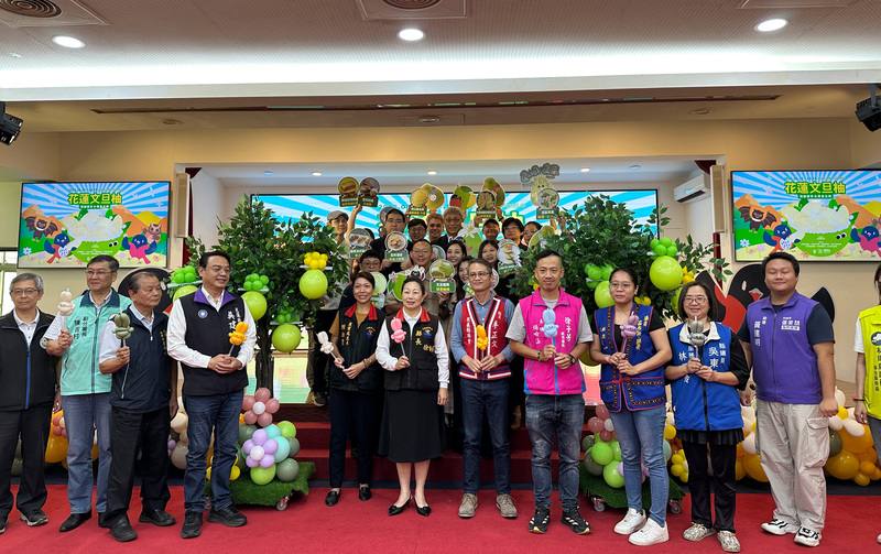 花蓮縣政府3日舉行記者會，宣告2025文旦柚節開跑，今年首度與全聯合作，在超過1200家門市上架嚴選花蓮文旦柚，縣長徐榛蔚（前右6）呼籲民眾多購買、品嚐好滋味