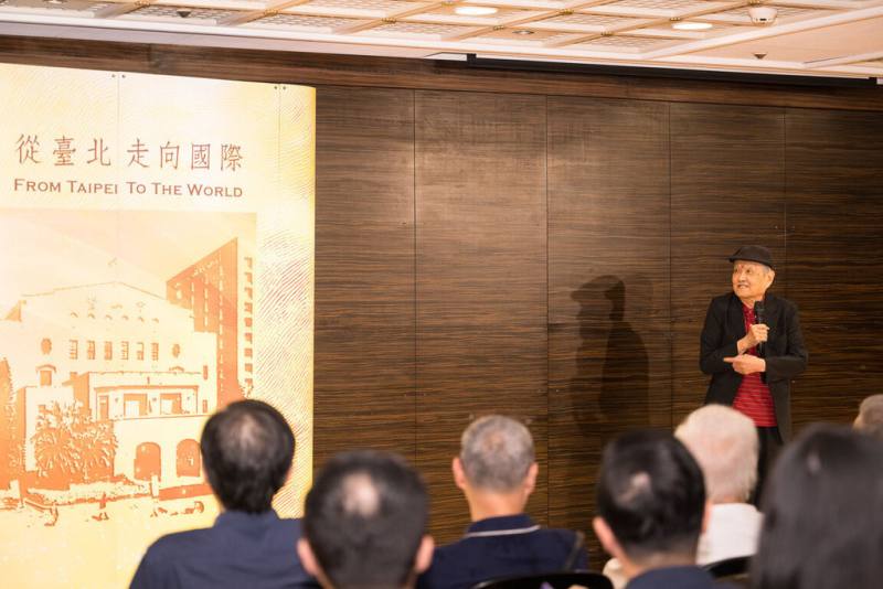 台北市立國樂團新樂季以「聽見盧亮輝」為題，除在新樂季多場音樂會中「聽見盧亮輝」，也將為其出書立傳，87歲傳奇作曲家盧亮輝（後右）2日親自出席記者會分享。（北市國提供）