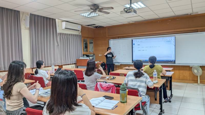 學員練習臺灣手語手勢