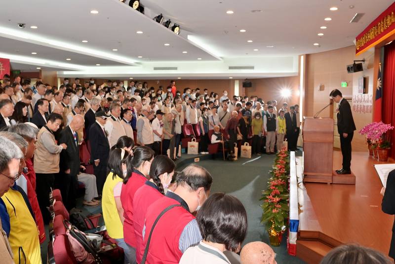 輔導會舉辦抗戰勝利80周年紀念大會，全體人員向國軍抗戰陣亡將士及榮民英靈默念致敬一分鐘。