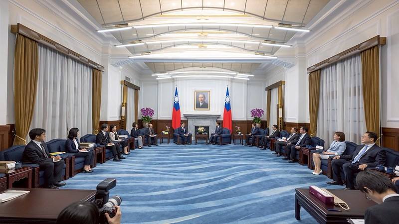 President Lai meets with a delegation from the University of Tokyo’s cross-strait relations research group.