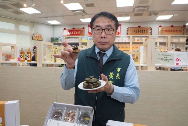 台南市農業局2日在玉井區蕎麥探索館辦理黃金蕎麥中秋禮盒發表會，市長黃偉哲（圖）出席協助推廣，鼓勵消費者多多支持台南優質在地農特產品。（台南市政府提供）