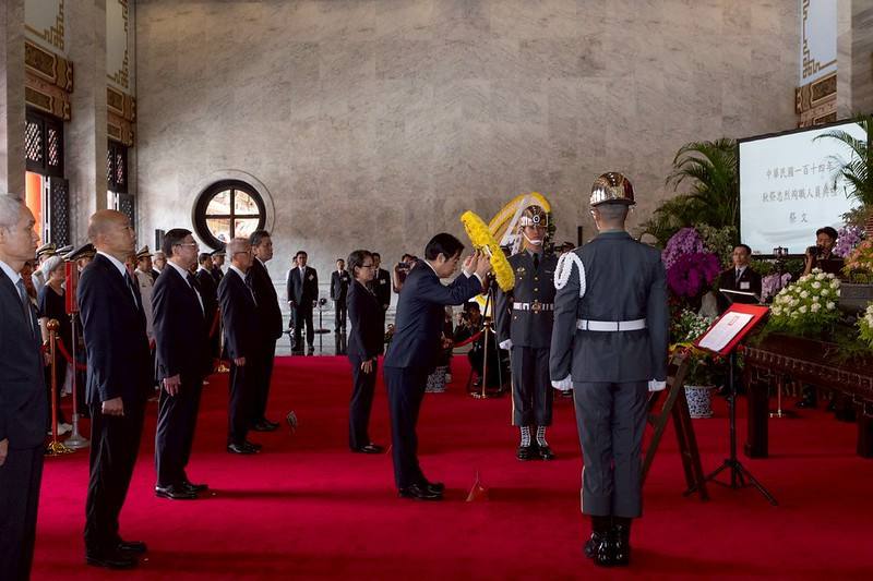 總統向國民革命烈士之靈位獻花