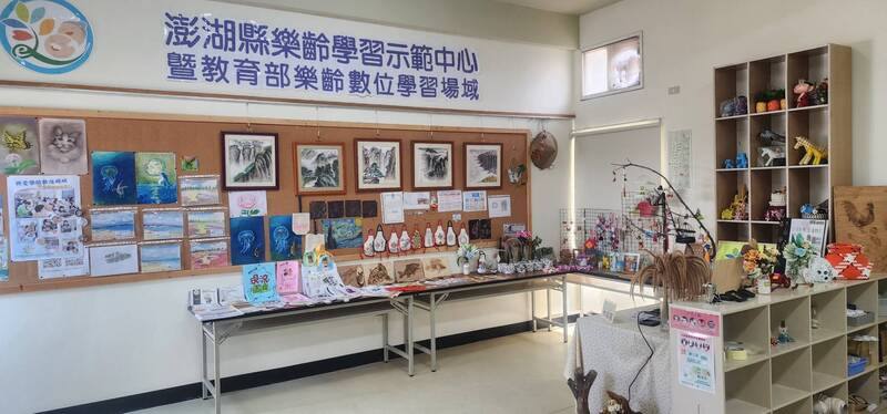 澎湖縣樂齡學習示範中心暨教育部樂齡數位學習場域3日同步啟用，同時展現學習成果