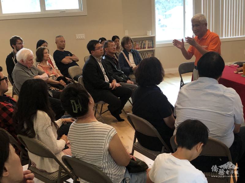 來賓聚精會神聆聽許正龍（立者）主講