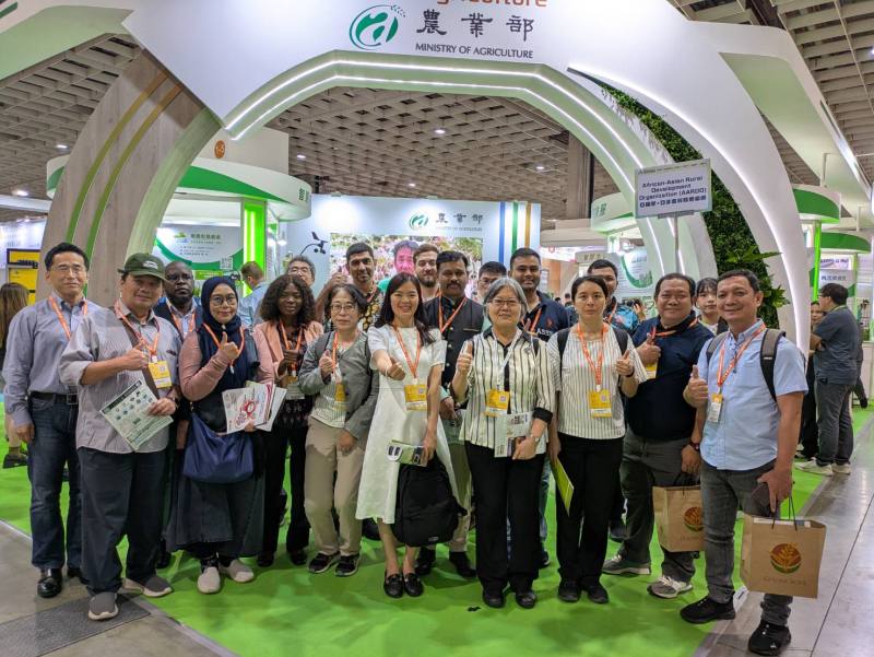 AARDO訪團於「臺灣智慧農漁週」之農業館紀念合影
