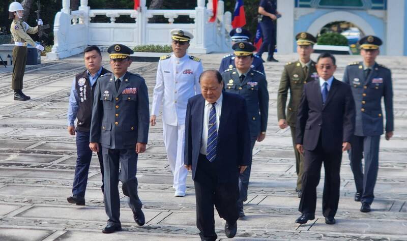 澎湖縣各界秋祭先烈陣亡將士典禮3日分別在馬公忠烈祠與湖西忠靈祠舉行，縣長陳光復（前）出席
