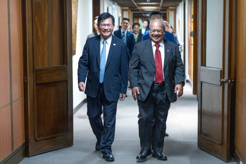 外交部長林佳龍（左一）歡迎吐瓦魯國國會議長伊塔雷理（Sir Iakoba Italeli）（右一）