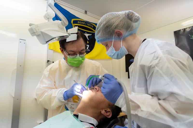 醫師謝博夫（左）表示，烏克蘭前線衛生條件惡劣，加上戰爭壓力與生活資源匱乏，在義診時觀察到許多軍人出現嚴重蛀牙等口腔問題