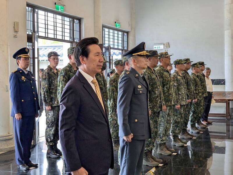 金門各界秋祭革命先烈暨國軍陣公亡將士祭典3日上午於太武山公墓忠烈殿舉行，由金門縣長陳福海（前排左1）、金防部指揮官黃先任中將（前排左2）擔任主祭，向革命先烈及國軍陣公亡將士致祭