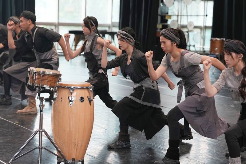 朱宗慶打擊樂團2025擊樂劇場「泥巴」大改版，藝術總監朱宗慶3日表示，「泥巴」不只是瓷林創辦人林光清的故事，也與樂團將邁入40週年、「再燃鬥志」的心境不謀而合