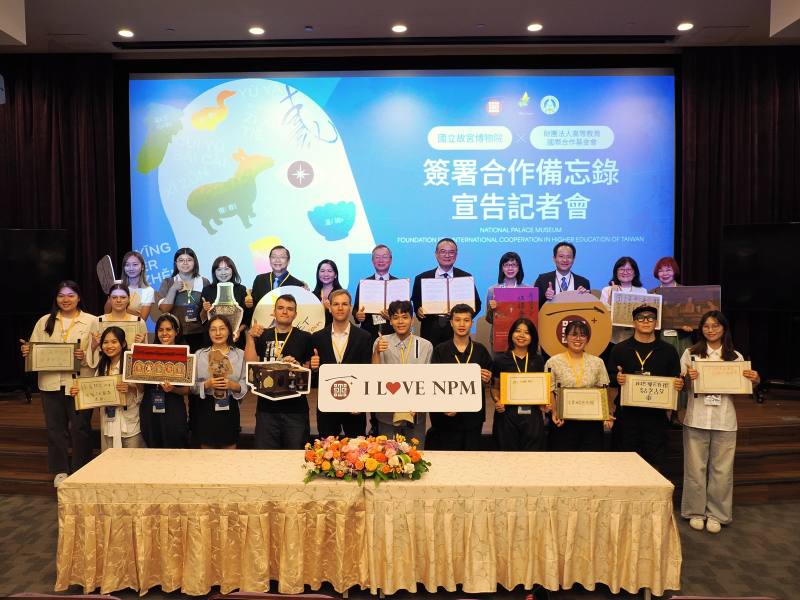 來自俄羅斯、越南、捷克、吉爾吉斯、美國、法國、哥倫比亞、緬甸、蒙古等國的年輕學子共同見證，喜迎故宮百年院慶的重要文化教育里程碑