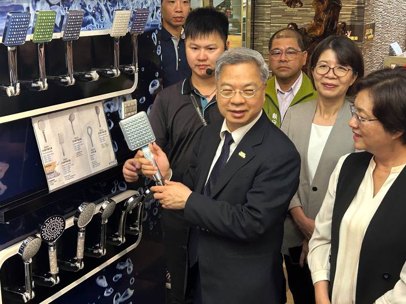 經濟部長龔明鑫（前左）2日下午赴彰化縣秀水鄉水銡利廚衛生活村，與當地水五金業者座談，會前先參觀生活村內展示的水五金用品。
