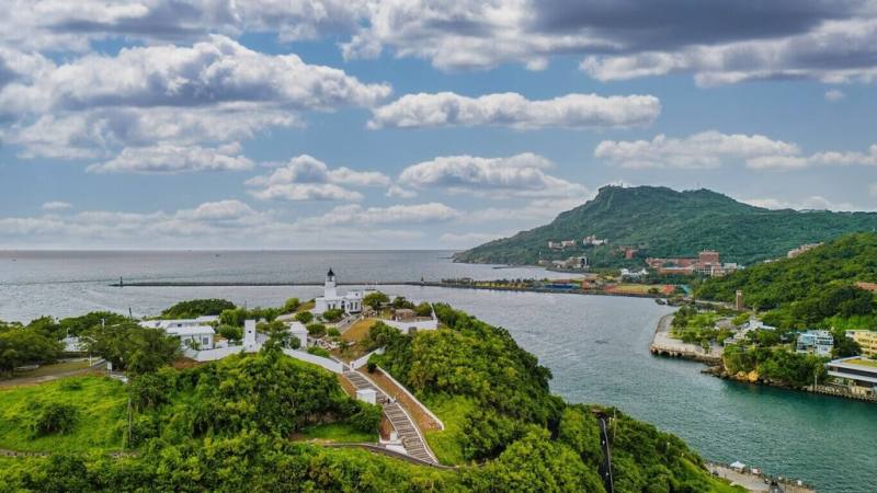 高雄市觀光局為進一步推廣旗津觀光，7日起至11月16日推出「旗津小旅行」，有「造船秘境」、「漁民美食」、「歷史風雲」及「建築美學」4條主題遊程，共計10場次，帶領民眾從不同角度認識旗津。（高雄市觀光局提供）