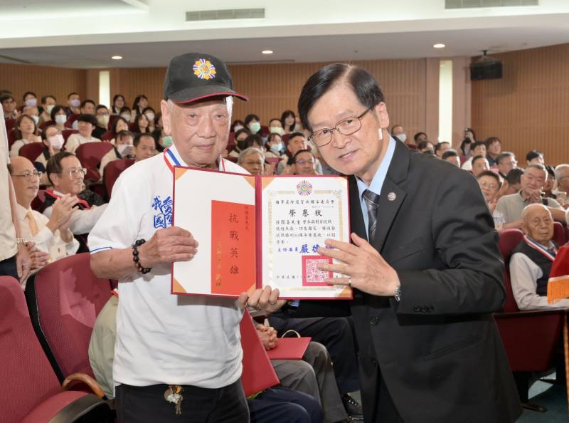 嚴主任委員頒發孫國喜參戰英雄榮譽狀、榮譽紀念章及慰問金。