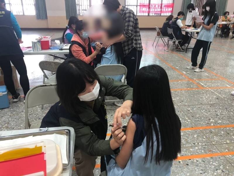 南投縣提供國中女生公費人類乳突病毒（HPV）疫苗接種，2025年9月起擴大納入男生，去年入學國中生男、女皆可接種。圖為國中生接種HPV疫苗情形。（南投縣衛生局提供）