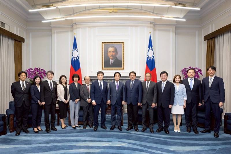 President Lai poses for a photo with a delegation from the University of Tokyo’s cross-strait relations research group.