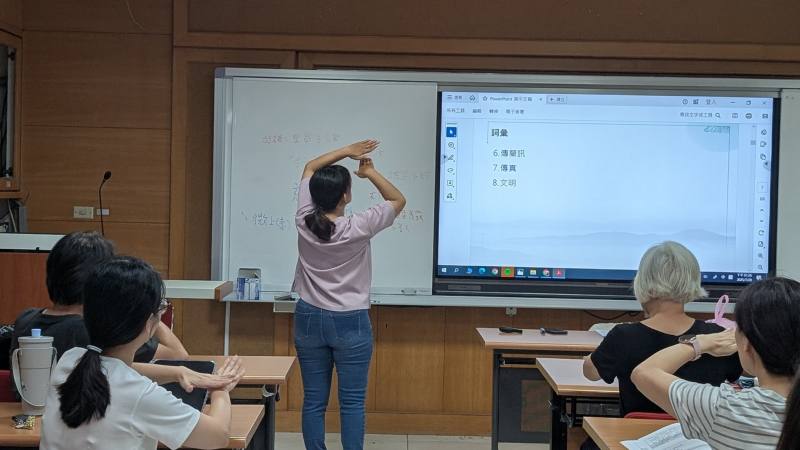 學員利用課堂互動學習手語日常用語